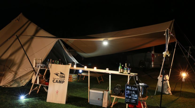 ガレージのような土間空間をアウトドアとインドアのハブに。 ≪ 築22年の家屋をフルリノベーション ≫THE