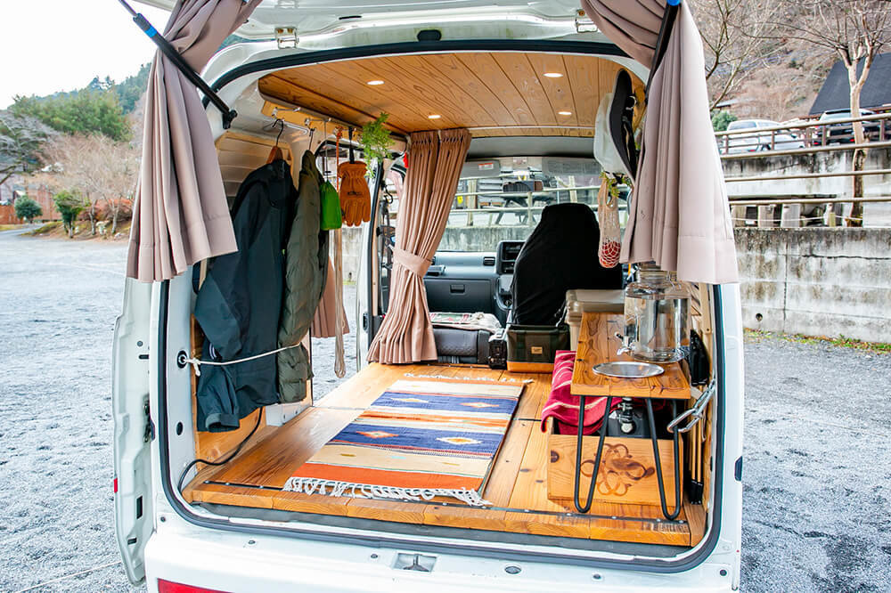 まさに「動く大人の秘密基地」！ 誰もが憧れる「D.I.Y仕立て」の「車中泊」な軽バン2台soto lover - ソトラバ