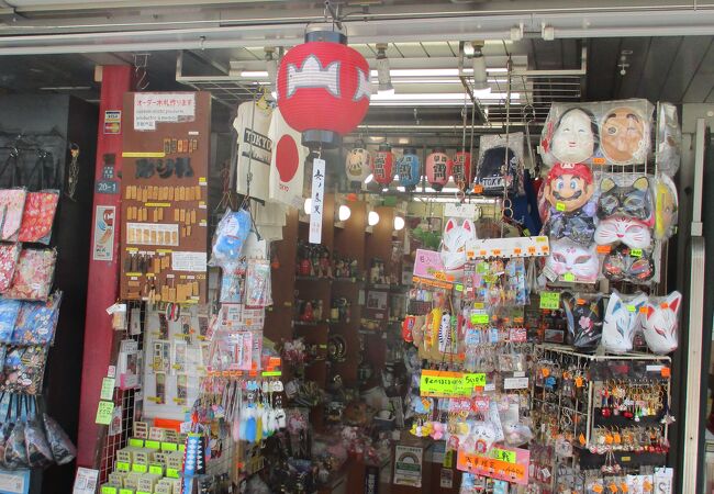 静岡屋は今「鬼滅の刃」&来年の干支の丑の置物で賑わっています。 鬼滅の刃キーホルダーは映画の新作キャラクターも追加されて１１種類😳干支は例年の商品も入荷して参りました。 今年は在庫が少ないものもございますので お早めにお買い求めください。 お問い合わせお