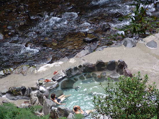 こんにちは。天城荘です。, 本日、河津のお天気は曇り。, 昨日の影響もあり、大滝の水量は多めですが,日帰り温泉・日帰りプール共に営業しております♪, 明日5