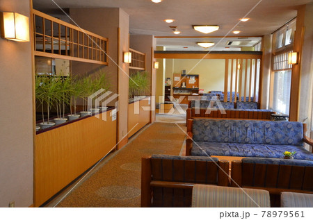 暖炉が特徴的な暖かみのあるホテルロビー - 函館市、函館湯の川温泉 ホテル万惣の写真 -