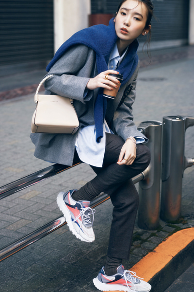 黒スニーカー の若く見える秋コーデ5選♡オールブラックがおすすめ4yuuu