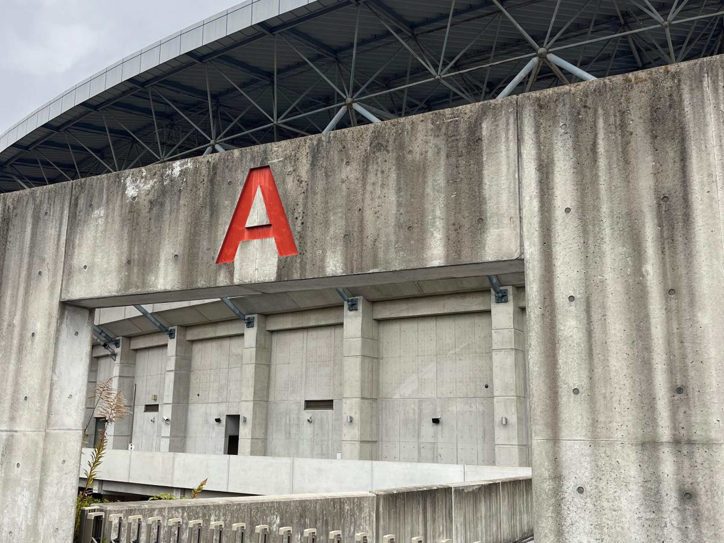 兵庫県三木市三木山総合公園・陸上競技場 サッカーグラウンド情報無料の大型遊具がある「みきっこランド」隣にある土の陸上競技場です。 –\サッカーキッズ子育て応援ブログ