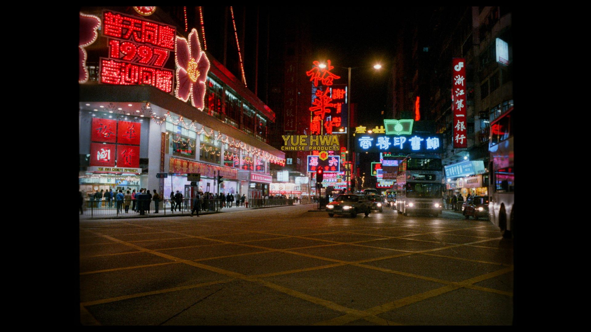 九龍半島モンコック地区の道にせり出した看板。台風でよく落下するので最近は減ったの写真素材92256142- PIXTA