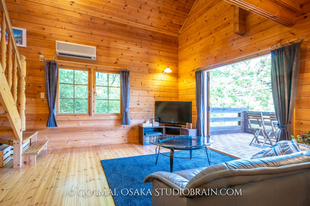 夏の夜のグランピングログハウスのビックボックス