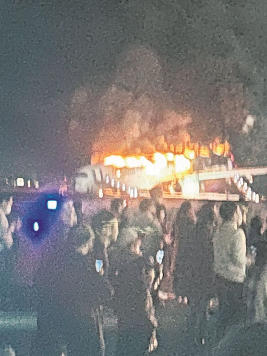 ○ 羽田空港の飛行機衝突事故で大活躍！ドデカ消防車でドバドバ消火のスゴさエコカーブログeddie-k's @