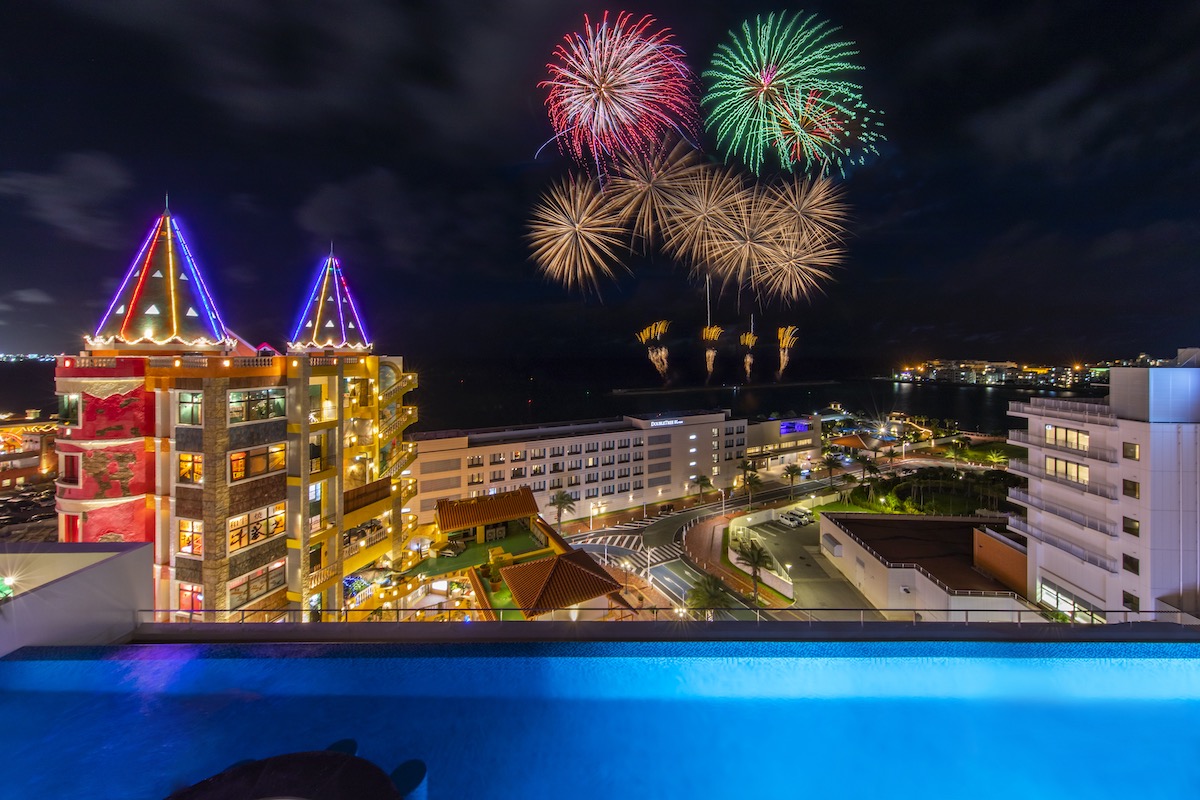 北谷町 毎週土曜日の空を彩る花火！「北谷花火」の見どころをご紹介たびらい観光情報