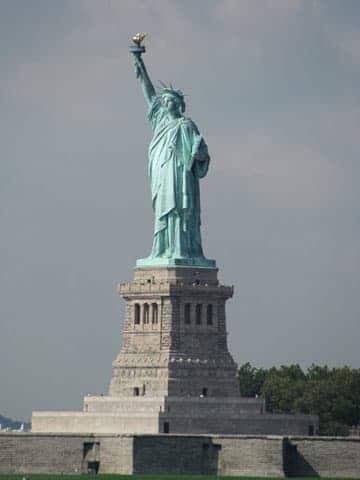 バンザイしている『自由の女神』が存在するというのは本当なのか 変わったポーズの像が設置されている国とはもふたん