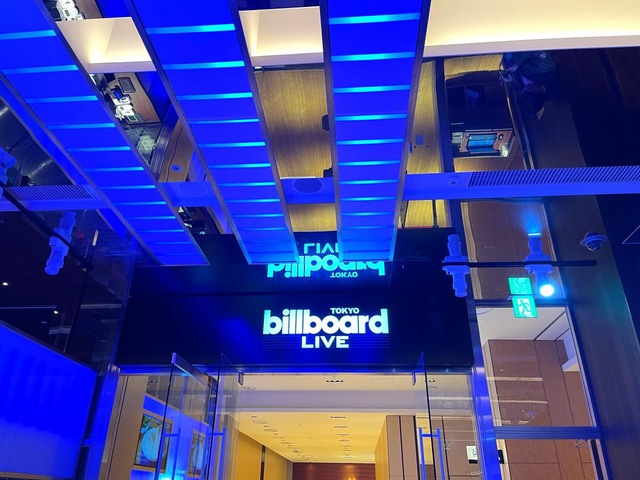 港区赤坂のビルボードライブ東京に創立お祝いのスタンド花