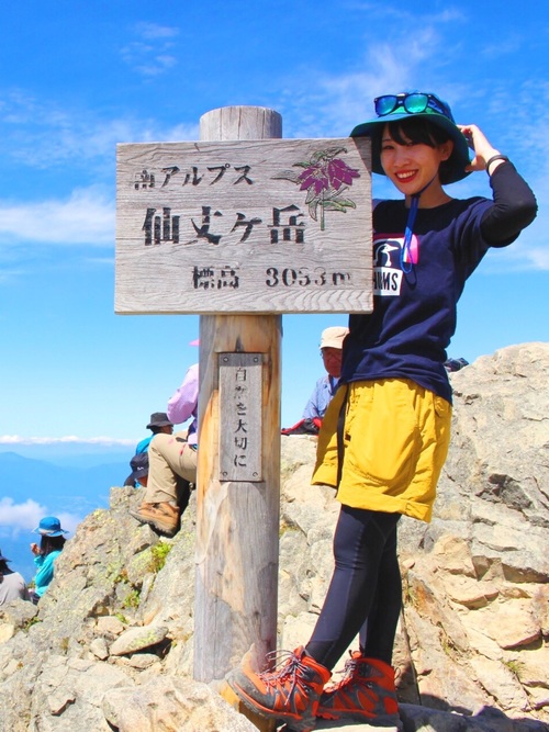 夏のアウトドアには何を着る？ 大人がキャンプや登山に行くときの「真夏のアウトドアコーデ」3選レディースファッションAll About
