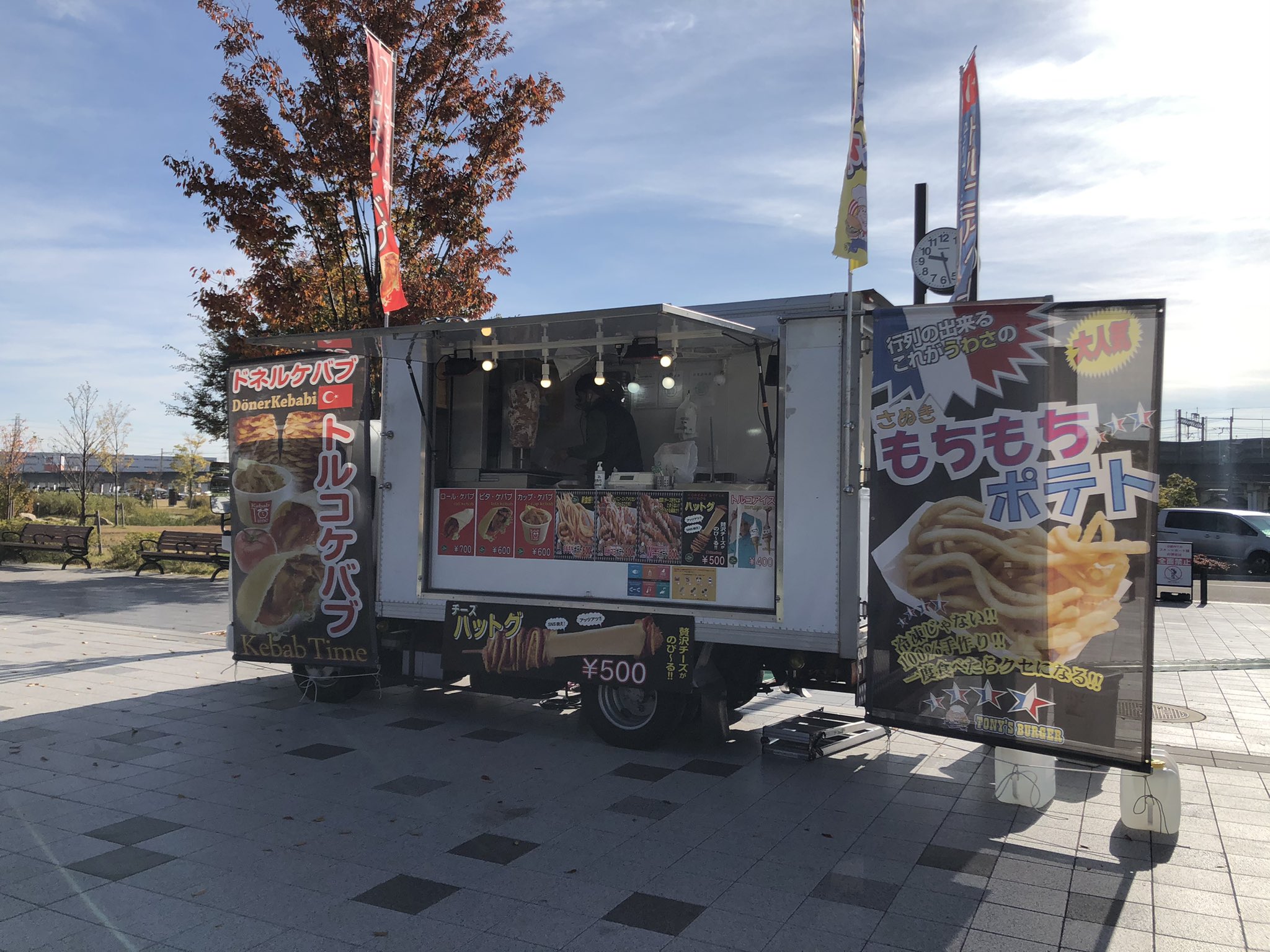 公園内にキッチンカーが登場です。公式 浜松城公園