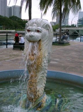 もうシンガポールといえば！！！ マーライオンって世界のがっかりスポットで3本の指に入ってますけど初めて見た時より何故か感動した。 ⁡ というのも初めて見た時『ちっちゃ😳』と思って例に違わず若干がっかりして、『マーラインオンは小さい』というイメージだけが
