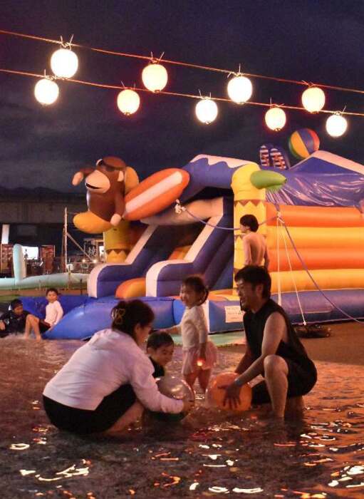 インスタ映えにナイトプール人気 東京サマーランド毎日新聞