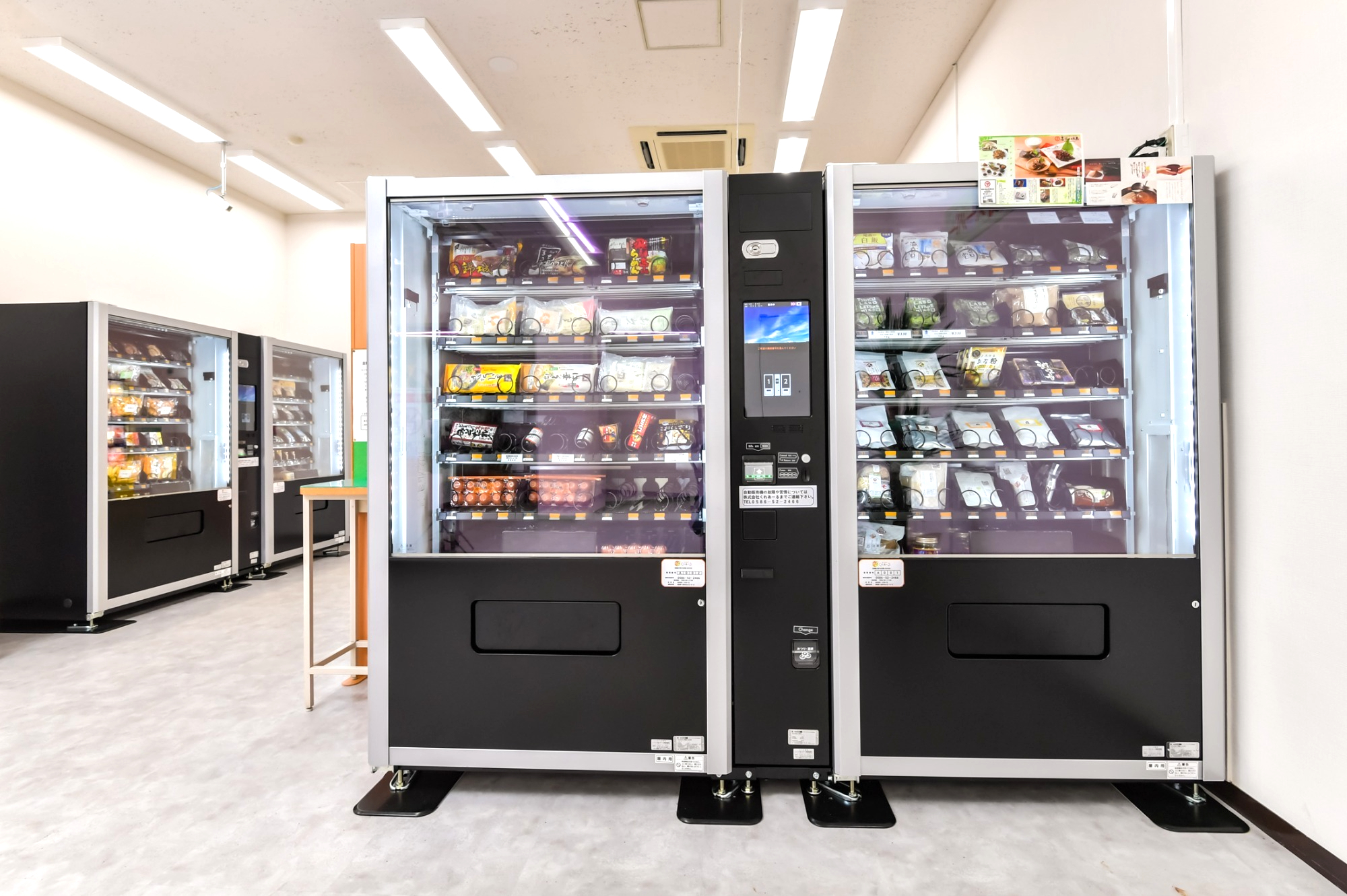 八戸市 まちぐみ名物「おもしろジュース専門の自動販売機」が！？ 新まちぐみラボ前に！泰 ヒロ