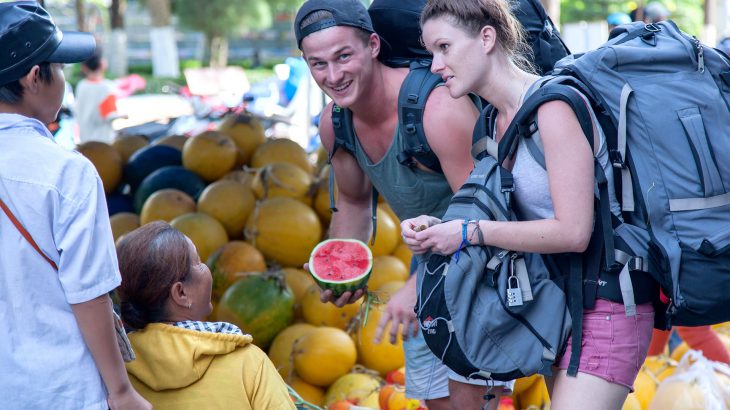 バックパッカー・世界一周者8人の持ち物 荷物 まとめ世界新聞