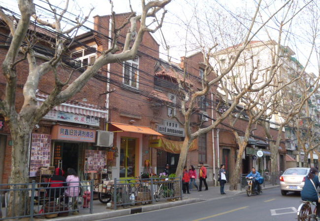 上海の都会の中に突然現れた昔の街並みと沢山のお店の様子は、必見の価値有りです。中国ドラマの岳飛伝の1シーンも色鮮やかに表現されていて素晴らしいです。- Изображение Yu GardenYuyuan ,