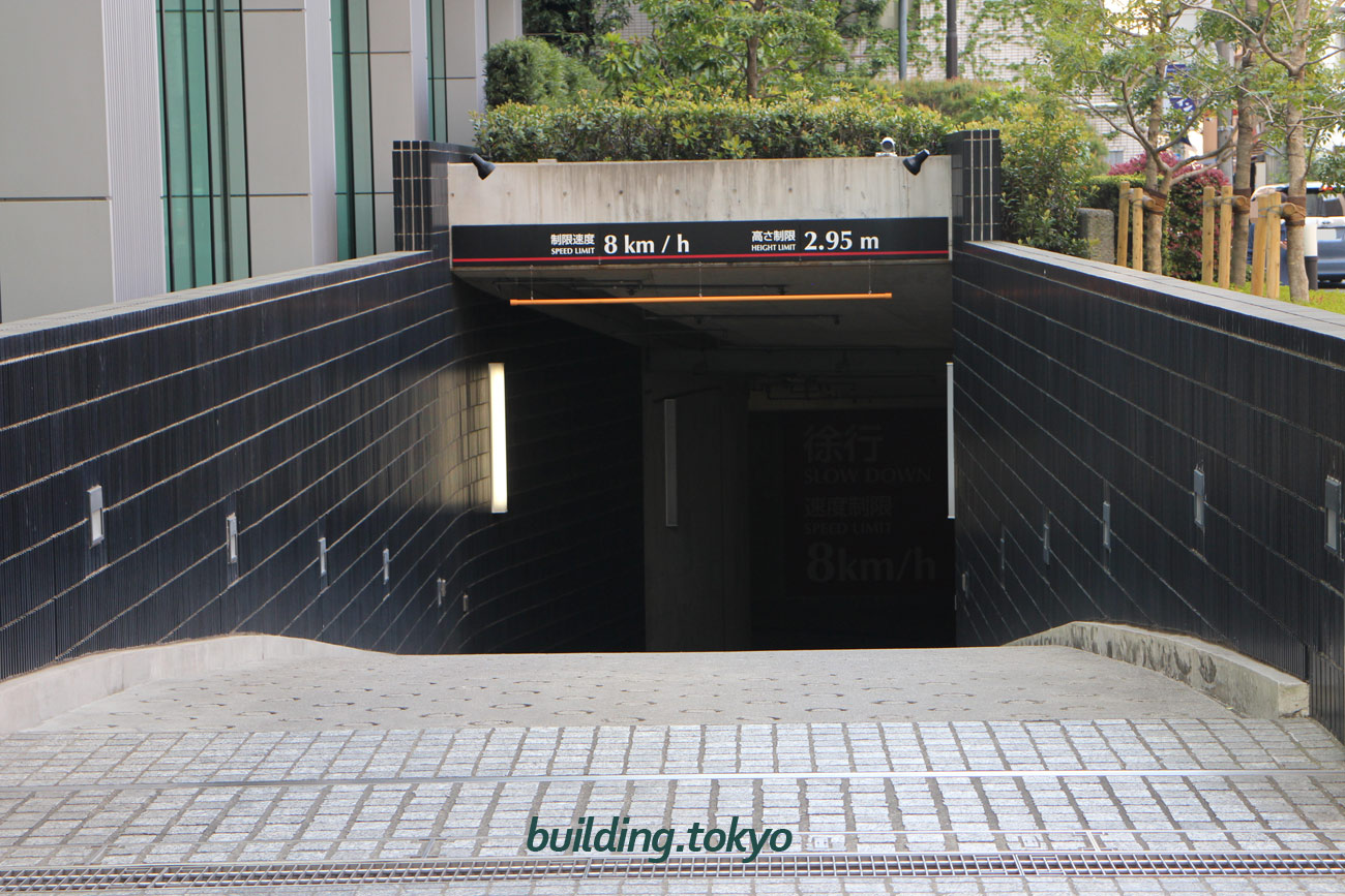 新宿住友ビルの南側 階段部分に車が侵入 NNNより新宿ニュースBlog