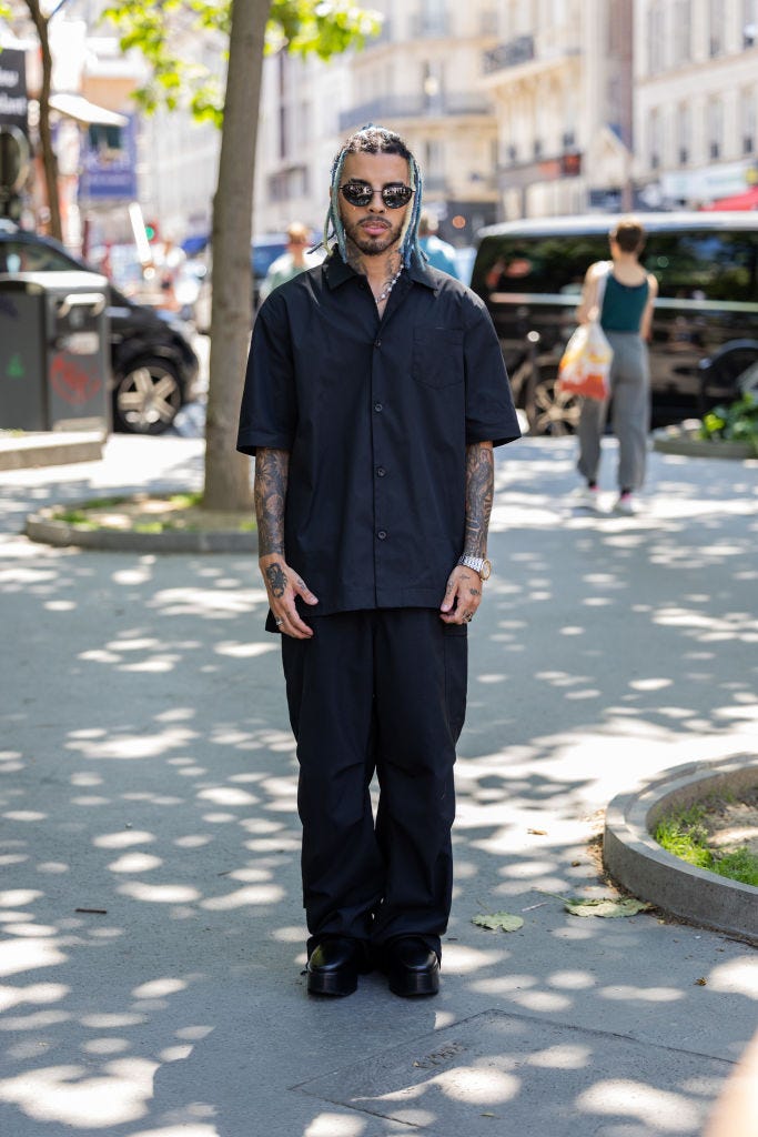 ショートパンツを穿いたメンズ夏コーデをおしゃれにキメるなら？海外ストリートスナップで着こなし事例をチェック！メンズファッションメディアOTOKOMAE男前研究所