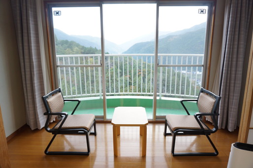 旅館の窓際にある「あのスペース」ってなに？→元廊下。外廊下、ふすまの大広間を外人用に個室にした名残。にチコちゃんに叱られる