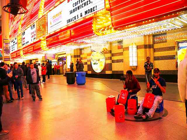 ウェルカム ラスベガス！市バス「デュース」で巡るストリップからフリーモント ウォーキングツアー＜90分 日本語ガイド＞ラスベガスの観光・オプショナルツアー専門