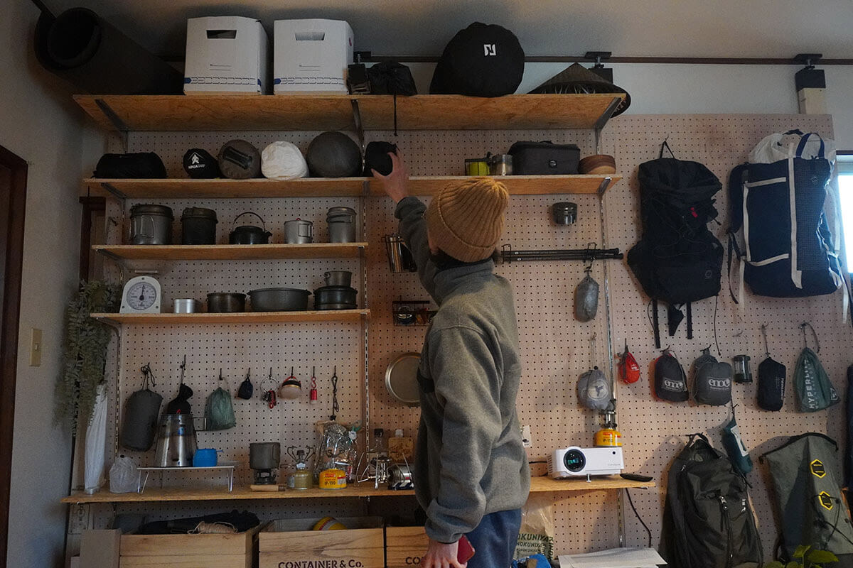 キャンプ道具の収納術かさばりがちなキャンプ道具の収納アイデア実例HOUSTO おウチの収納.com
