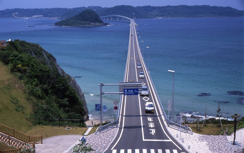 角島大橋 2 角島大橋は、山口県下関市豊北町と角島を結ぶ全長1,780メートルの橋で、2000年11月に開通しました。コバルトブルーの海と白い橋のコントラストが美しく、特に晴れた日には絶景が広がります。