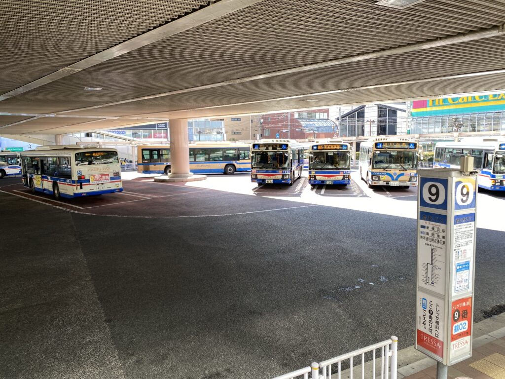 狭隘住宅街・駅前・踏切 運行難所多数でも高頻度運行でドル箱な路線バス 川崎鶴見臨港バス鶴01系統鶴見駅西口～菊名駅