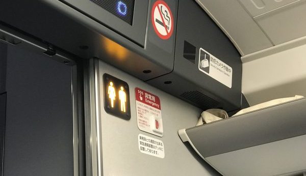 東海道・山陽新幹線：11号車多目的トイレを閉めず座席へ戻る乗客 N700S系車両 の写真素材116994328-