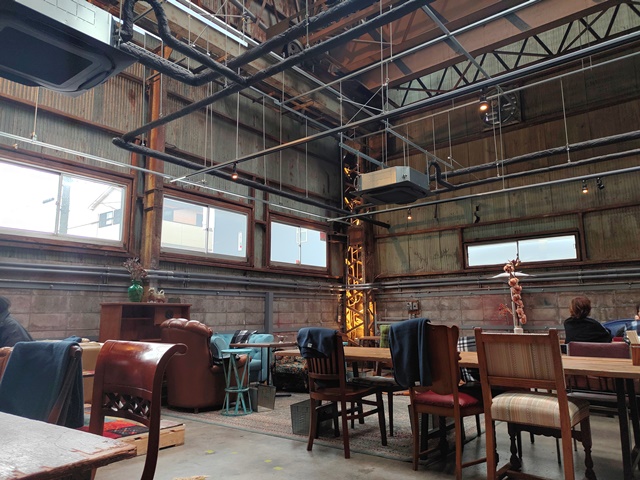 点野に「古虎厨房」が開店してる。倉庫内にできたカフェ - 寝屋川つーしん