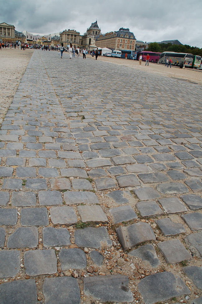 パリ、フランスの狭い石畳通り、典型的なパリ風の眺め。の写真素材・画像素材 Image 80304759