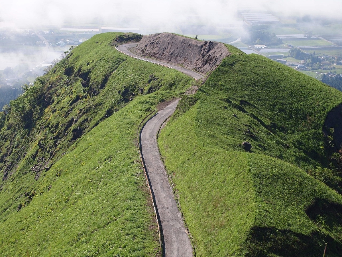 震災前の凛々しいラピュタの道 現在は立ち入り禁止🚧です。 阿蘇の風景ではここが一番好きでした。 2014