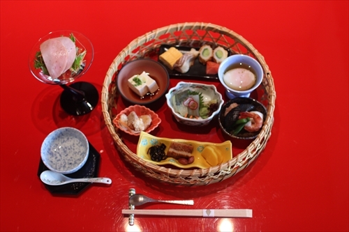 平安時代にタイムスリップして貴族の生活を体験できちゃうホテルが激アツです！ 『旅殿 御所 社乃森』