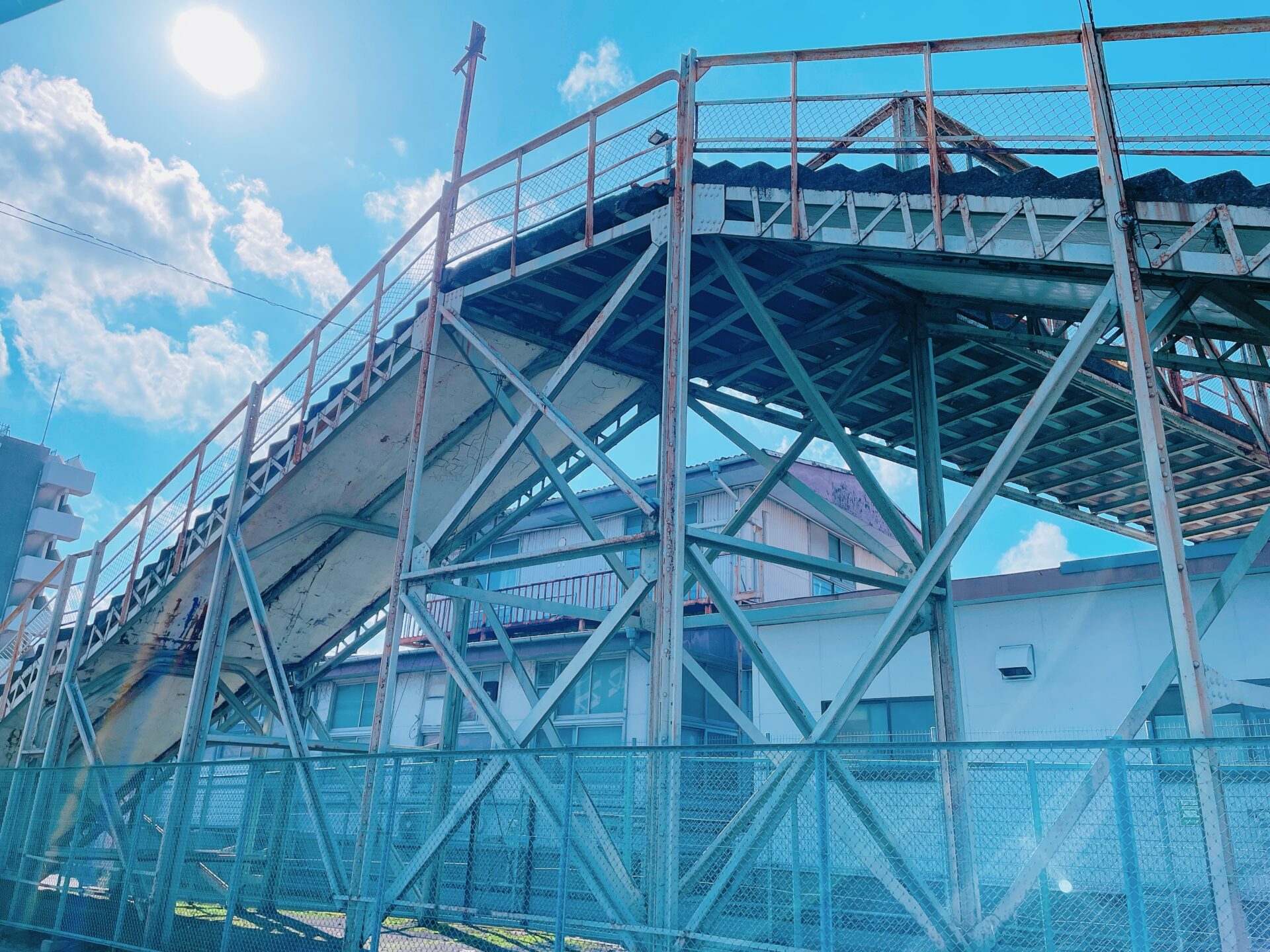 太宰治ゆかりの跨線橋」撤去の瀬戸際、無償譲渡を提案したものの: 読売新聞