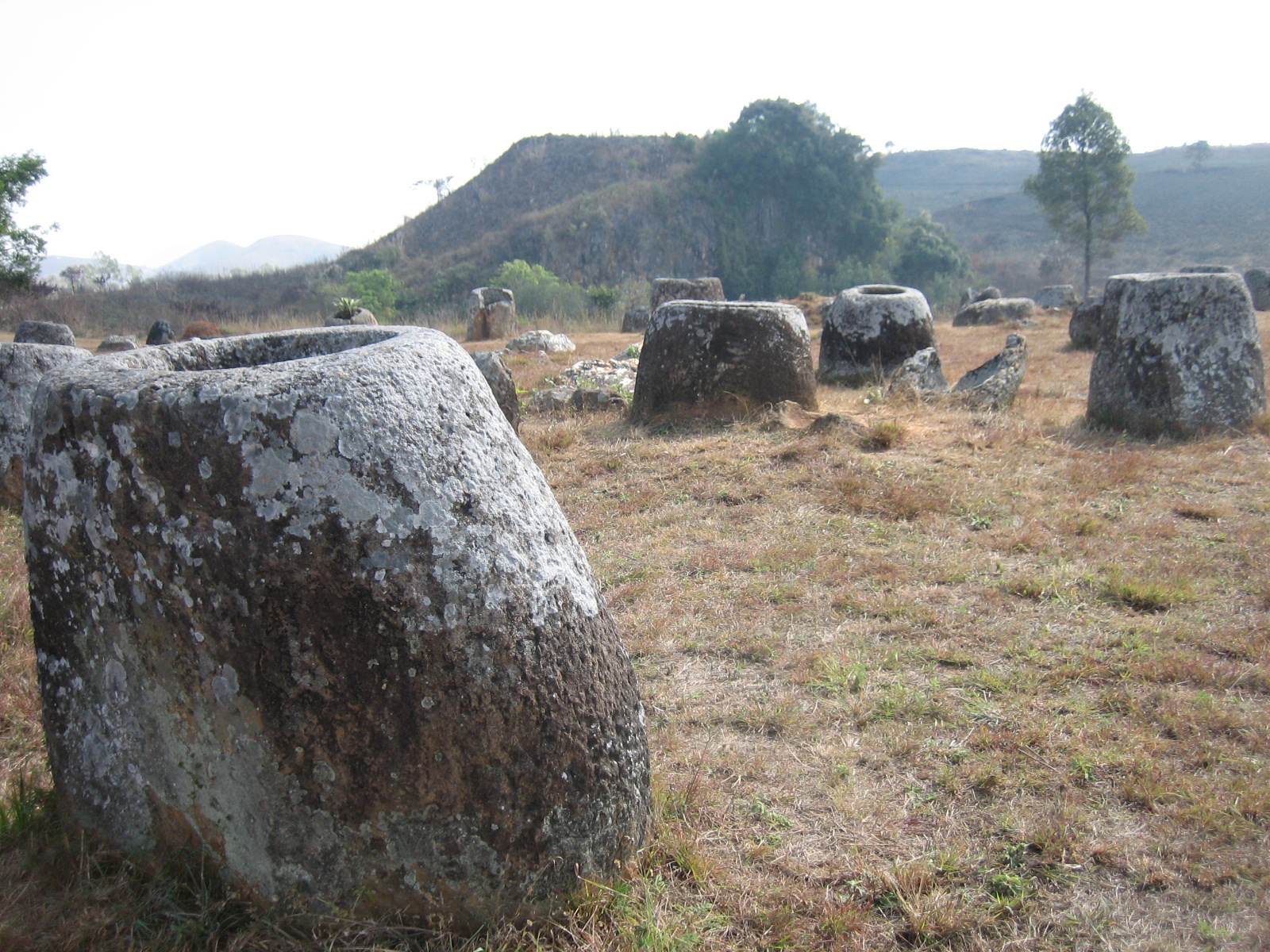 ラオスの秘境！ジャール平原に無数に広がる謎の石壺群を自転車で巡る – hirokenji.com