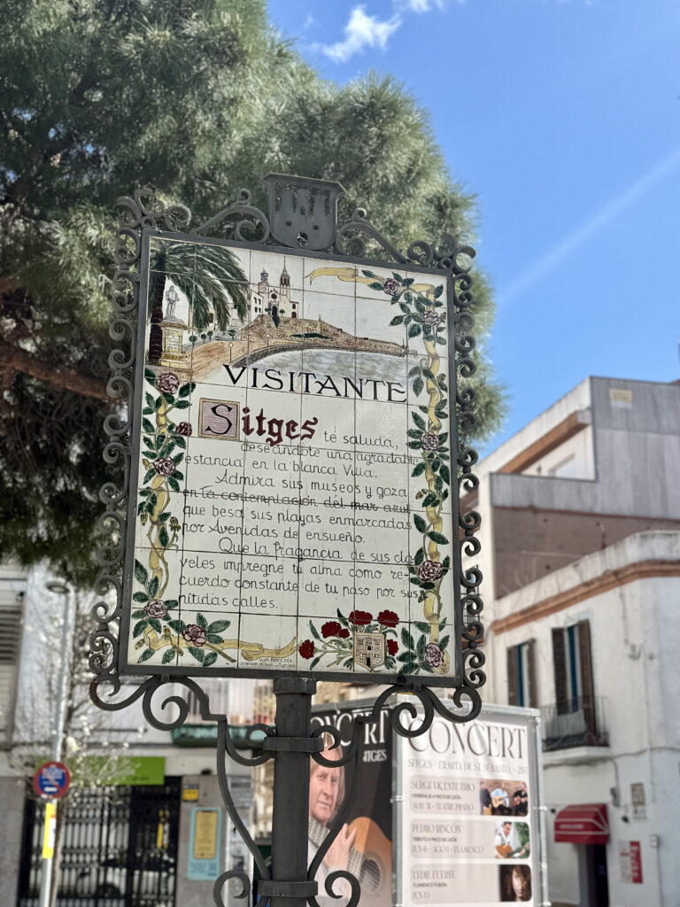 シッチェス ガイド: 見どころ、アクティビティ、楽しみ方Hello Homes