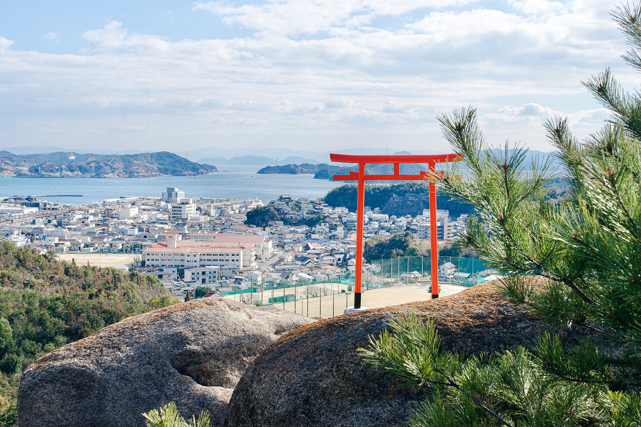 また行きたい景色🤭 場所は香川県の高屋神社です⛩ 標高404mにある鳥居から、観音寺市の街並みや有明浜の海を眺めることができる絶景スポットです🥺別名「天空の鳥居」と呼ばれ大人気の場所です！