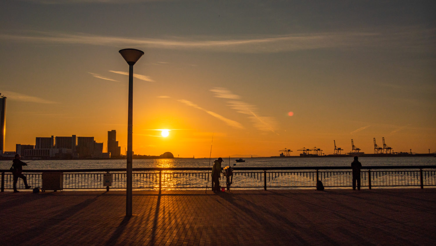大阪府大阪港ダイヤモンドポイント海遊館から徒歩5分 大阪港に沈む美しい夕日の景色と夜景を撮影できるおすすめの写真スポット！撮影した写真の紹介、アクセス情報や駐車場・交通手段などまとめ- 写真や映像で紹介する関西・近畿のカメラ・観光スポット