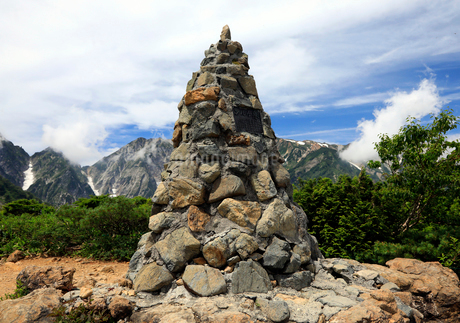 ケルンはなぜ作られる？登山での積み石に込められた意味とは - キャンピーポ