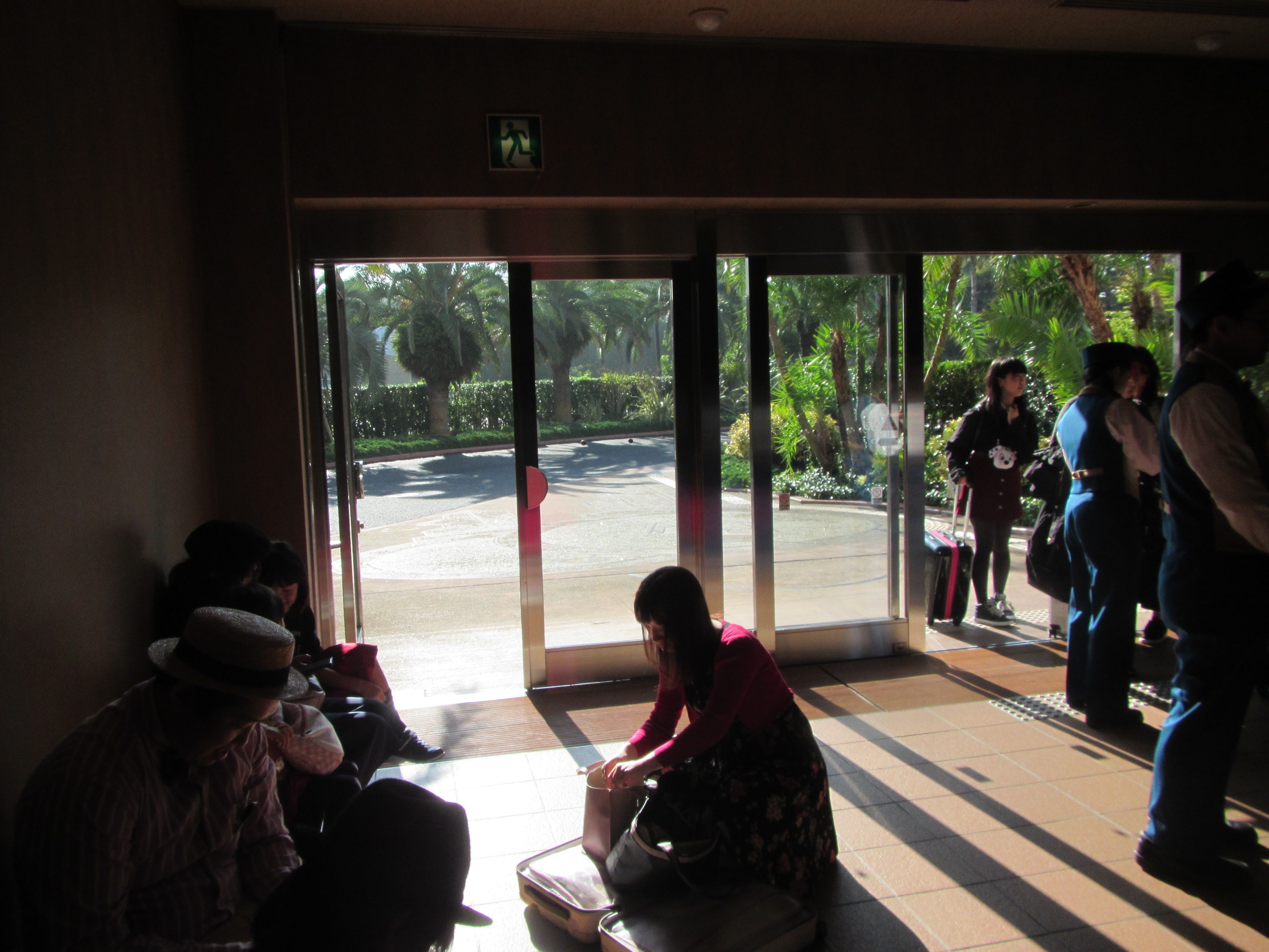 東京ディズニー ボンボヤージュ！混雑を避けてお土産を買いたいならココ！ディズニーキャラの変身グッズまでここで揃う！旅行ブログ ハルチャンネル