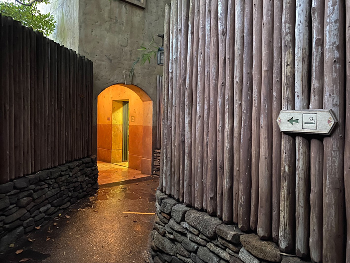 2025年ディズニーシーの喫煙所3か所の写真付きガイド。え、喫煙所が減少