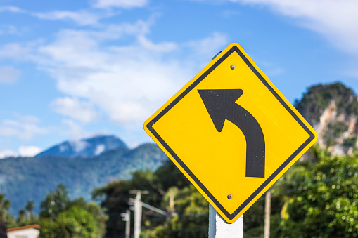 タイの道路標識左カーブ - タイ王国のストックフォトや画像を多数ご用意 -