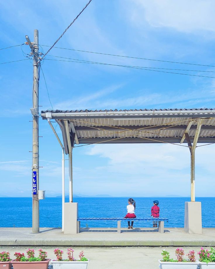 日本一行きやすい「海まで徒歩0分」絶景駅って!? 電車は15分間隔 愛媛乗りものニュース