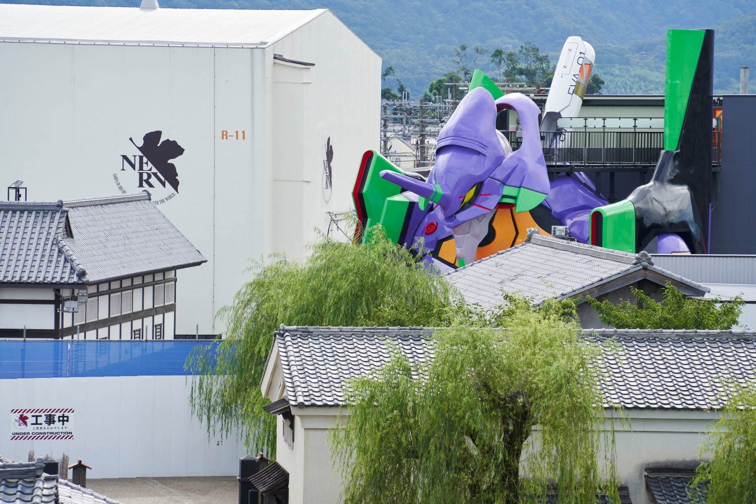 江戸の町で忍者と侍に遭遇！！！🥷🏼⚔️ 楽しいポーズもかっこいいポーズもしてくれるサービス精神旺盛の忍者と侍🎶撮っててもたのしくなります！！🥹🎊 ご来村の際は、いろんなポーズや表情で俳優さんたちと写真を撮って楽しんでください🌟映画村東映太秦映画村