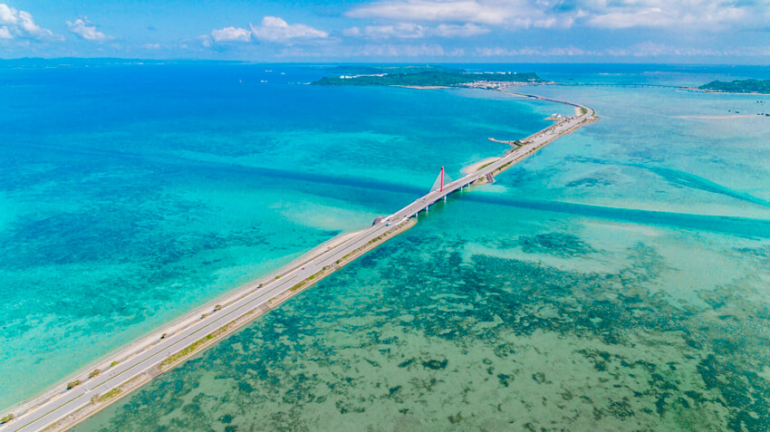 沖縄・海中道路で島を巡るドライブコース！海と離島の絶景を堪能 - じゃらんレンタカードライブガイド