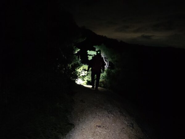 空気が澄んでくる季節――。山頂で夜景を楽しむナイトハイキングに行ってみよう - 山と溪谷オンライン