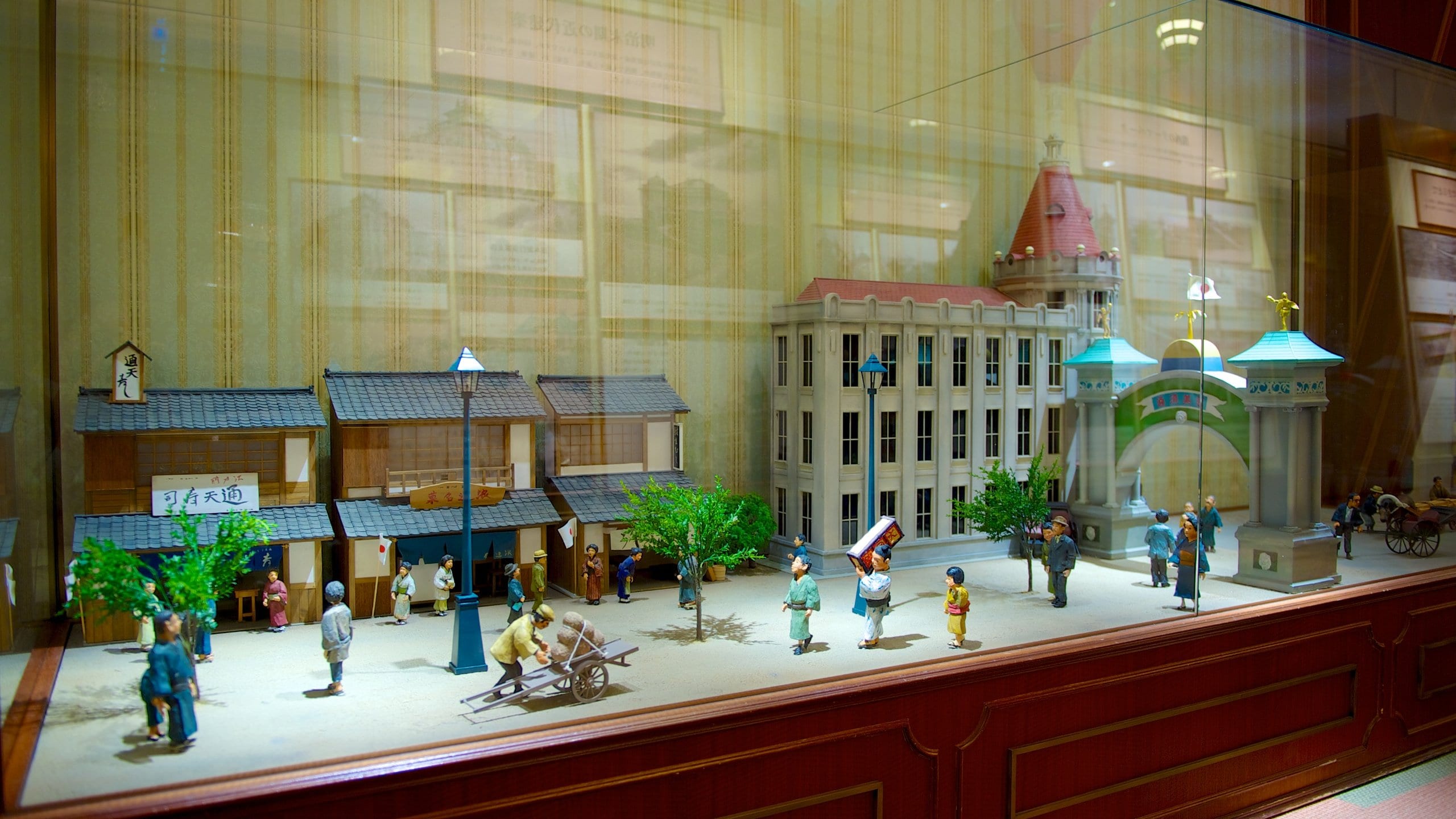 通天閣南本通と通天閣 新世界 25488024727