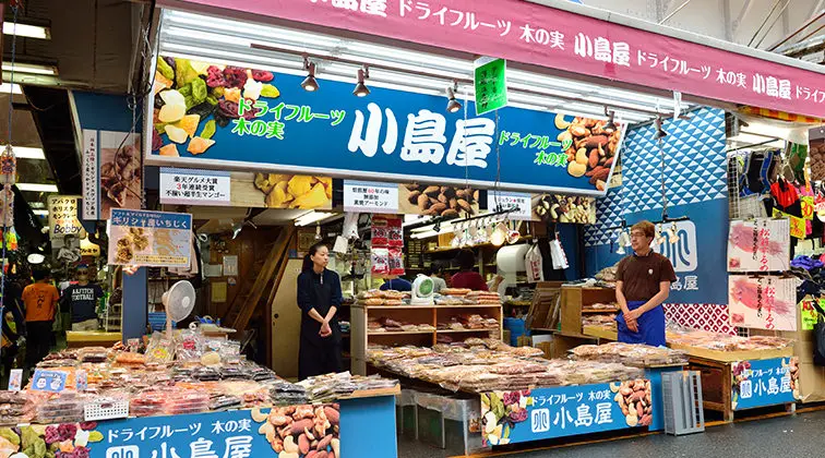 歴史と活気にあふれる商店街「アメ横」 叩き売りで、安くお買い物しちゃう？ -