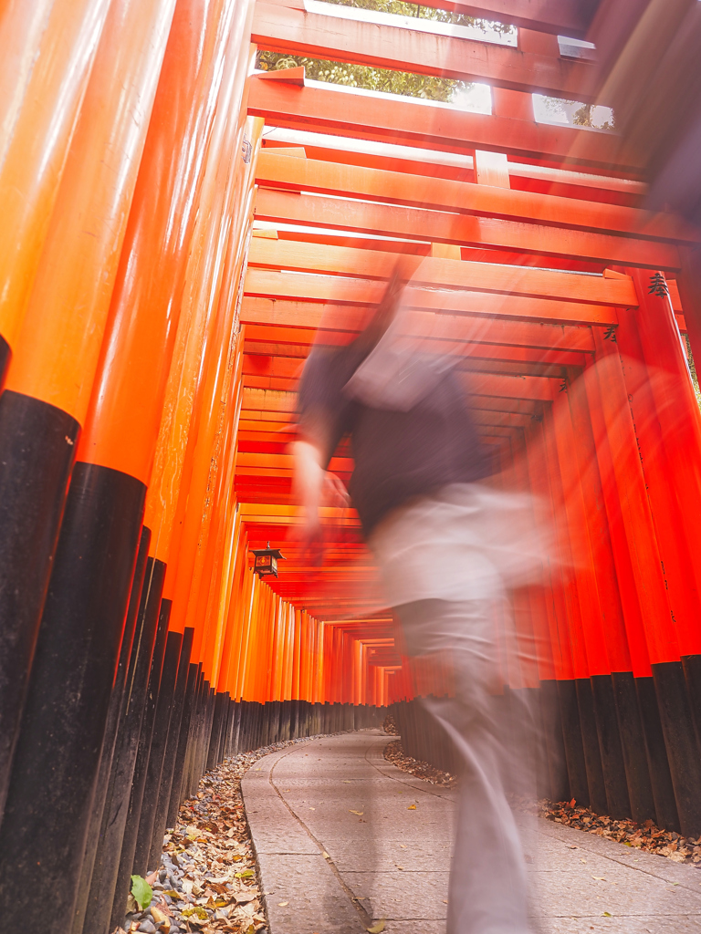 千本鳥居の写真撮影は外国人にも大人気！伏見稲荷の赤い鳥居を案内 - ぱんだららの旅と節約と通訳ガイドを目指すブログ