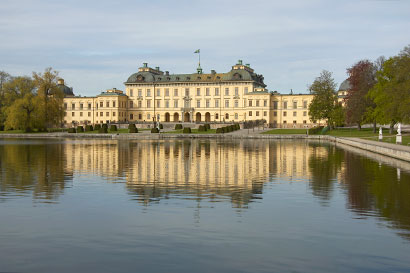 ストックホルムの2つの宮殿王宮、ドロットニングホルム宮殿を巡るNEXT TRAVEL