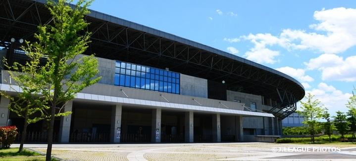 兵庫県三木市三木山総合公園・陸上競技場 サッカーグラウンド情報無料の大型遊具がある「みきっこランド」隣にある土の陸上競技場です。 –\サッカーキッズ子育て応援ブログ